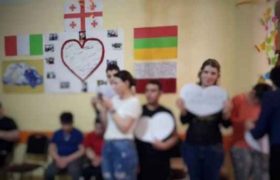 ქუთაისელმა მოსწავლეებმა გამოსაშვებ ბანკეტზე უარი თქვეს და ბოლო ზარი ზესტაფონის ბავშვთა სახლში აღნიშნეს