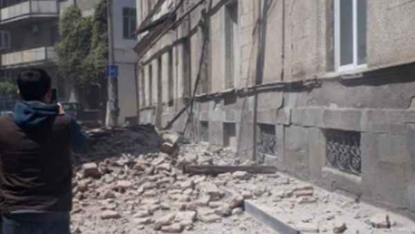 თბილისში სახლის აივანი და სახურავი ჩამოიშალა - ვიდეო