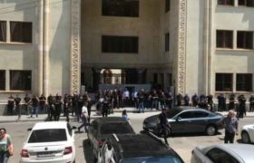 აქცია ნიკა მელიას მხარდასაჭერად - პარლამენტთან ასეულობით ადამიანი შეიკრიბა