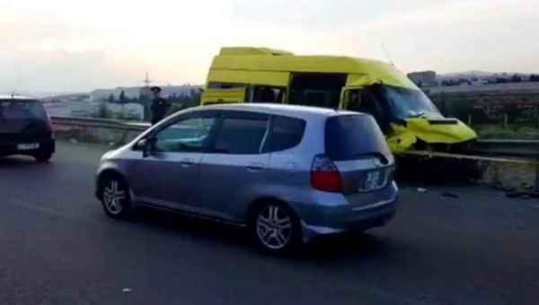 თბილისი-რუსთავის ავტომაგისტრალზე მიკროავტობუსი ლექსუსს დაეჯახა - 10 ადამიანი დაშავდა