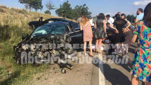 გარდაბანში ნეფე-პატარძლის მანქანა ტრაილერს შეეჯახა - 4 ადამიანი დაშავდა