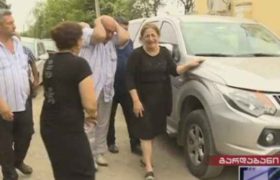 მოხუცი კაცი საპირფარეშოში მოუკლავთ. ქალი კი სააბაზანოში. კარზე წარწერა დაუტოვებიათ: "ედიკ, გელოდებით“