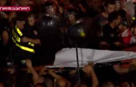 აქციის მონაწილეები პარლამენტში შესვლას ცდილობენ