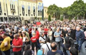 პარლამენტთან აქცია დაიწყო