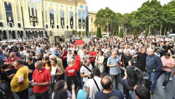 აქცია პარლამენტთან - აქტივისტებმა რუსთაველის გამზირი გადაკეტეს