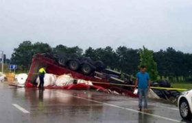 ქარელის გადასახვევთან სატვირთო ამოტრიალდა ქარელის გადასახვევთან სატვირთო ამოტრიალდა