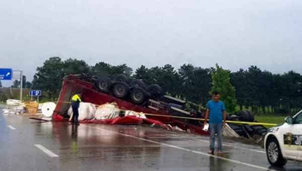 ქარელის გადასახვევთან სატვირთო ამოტრიალდა