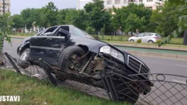 რუსთავში მერსედესი ჯებირზე ავარდა