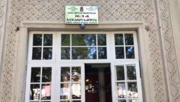 მანანა ჩოხელი ხის ფიცარზე მოსწავლეებთან იჯდა, რომლებიც წამოდგნენ და მასწავლებელი 25 მეტრიან ხევში გადავარდა