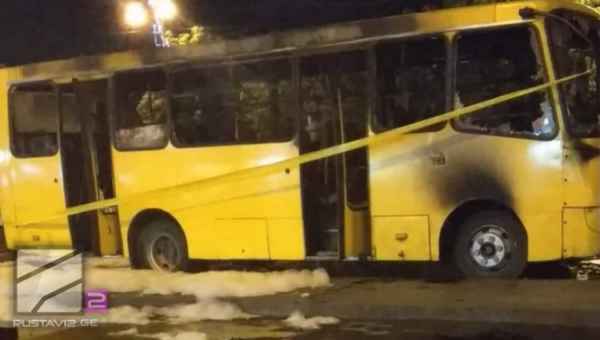 სადგურის მოედანზე ავტობუსს ჯერ ცეცხლი წაეკიდა, შემდეგ კი აფეთქდა