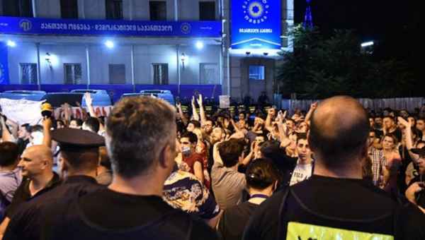 აქციის მონაწილეებმა "ოცნების" ოფისთან საქართველოს ჰიმნი იმღერეს და დაიშალნენ