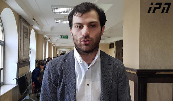 რუსთაველის გამზირზე, აქციაზე ადმინისტრაციული წესით დაკავებულ პირებს შორის, ადვოკატი ბექა ბასილაიაც არის
