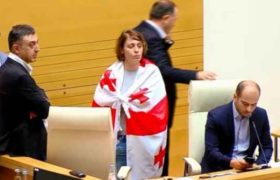 გიორგი კანდელაკმა ის სავარძელი დაიკავა, რომელშიც რუსი გავრილოვი იჯდა - "რუს დეპუტატებს აღარ შემოვუშვებთ"