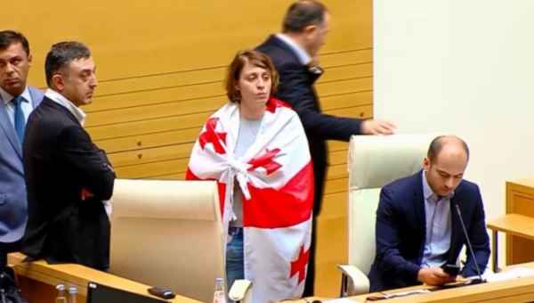 გიორგი კანდელაკმა ის სავარძელი დაიკავა, რომელშიც რუსი გავრილოვი იჯდა - "რუს დეპუტატებს აღარ შემოვუშვებთ"