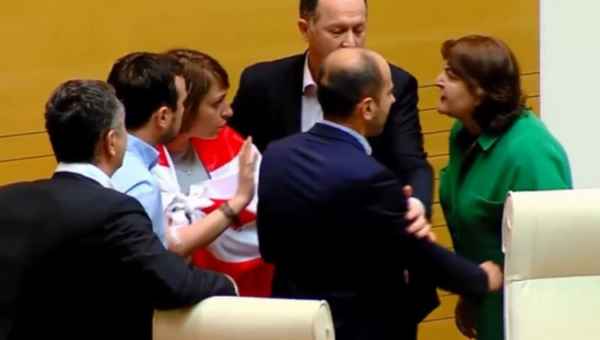 ადა მარშანია გავრილოვს იცავს და მისთვის სკამის გათავისუფლებას ცდილობს