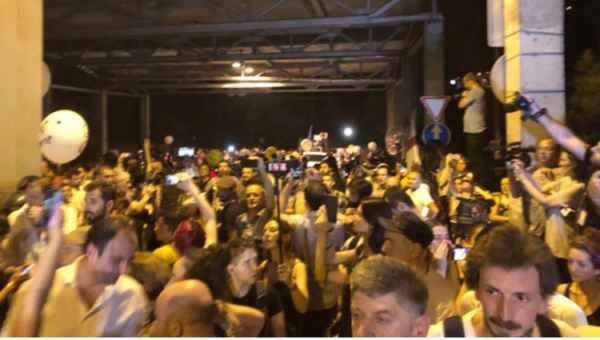 "მე შენთან მოვალ" - მიტინგი ივანიშვილს სახლში მიადგა