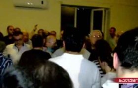 "სირცხვილი თქვენ, სირცხვილი, მაიმუნები ხართ" - ბათუმის მოქმედი და ყოფილი მაღალჩინოსნებისთვის პატიმრობის შეფარდებას ხმაური მოჰყვა