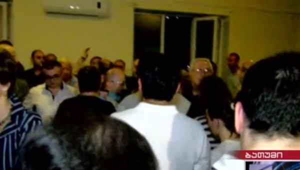 "სირცხვილი თქვენ, სირცხვილი, მაიმუნები ხართ" - ბათუმის მოქმედი და ყოფილი მაღალჩინოსნებისთვის პატიმრობის შეფარდებას ხმაური მოჰყვა