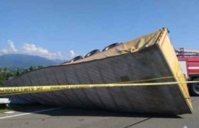 ბათუმთან ტრაილერი მანქანას დაეჯახა და ამობრუნდა - მძღოლი დაიღუპა ბათუმთან ტრაილერი მანქანას დაეჯახა და ამობრუნდა - მძღოლი დაიღუპა