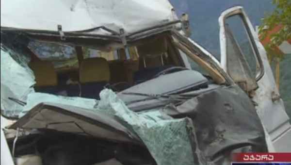 ხულოში მიკროავტობუსი ამოყირავდა - 1 ადამიანი დაიღუპა, 10 დაშავდა