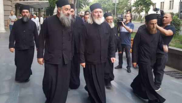 დეკანოზი დავით ისაკაძე - ”ხვალ დილის 6 საათიდან ყველა ცენტრალური მაგისტრალი დავიკავოთ”