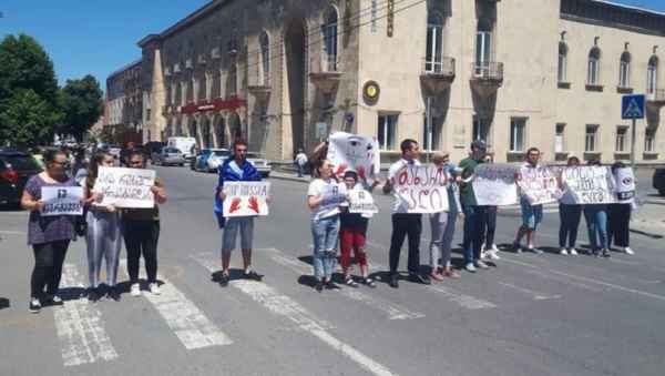"გადადგეს ჯალათი გახარია" - გორში შს მინისტრის გადადგომის მოთხოვნით ახალგაზრდებმა აქცია გამართეს და გზა გადაკეტეს