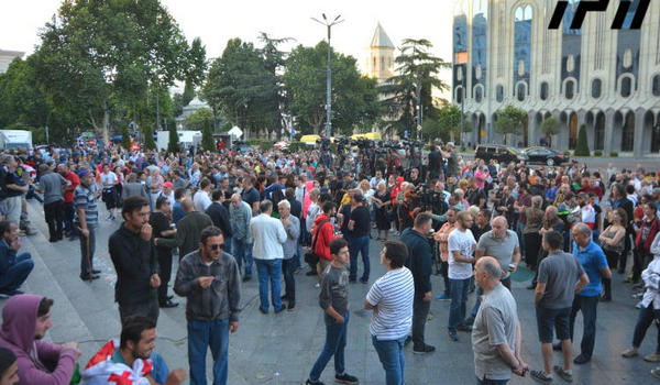 „გლდანის აუზის“ თანამშრომელი აქციებში მონაწილეობის გამო სამსახურიდან გაათავისუფლეს