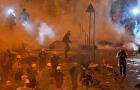 დემონსტრანტები პარლამენტში შეიჭრნენ, პოლიციამ ცრემლსადენი ყუმბარები ისროლა - რა ხდება ჰონგ კონგში დემონსტრანტები პარლამენტში შეიჭრნენ, პოლიციამ ცრემლსადენი ყუმბარები ისროლა - რა ხდება ჰონგ კონგში