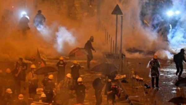 დემონსტრანტები პარლამენტში შეიჭრნენ, პოლიციამ ცრემლსადენი ყუმბარები ისროლა - რა ხდება ჰონგ კონგში