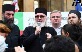 დეკანოზი დავით ისაკაძე იმუქრება - ”მიშა მშვილდაძეები და ღამის სერენადების ავტორები ჯობია, დროზე მოვიდნენ გონს”