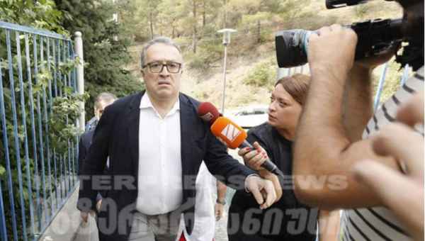 ქიბარ ხალვაში ექსპერტიზის ბიუროში ხელმოწერის ნიმუშის დასატოვებლად მივიდა