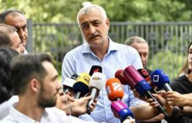 მამუკა ხაზარაძე პროკურატურაში მივიდა - ”ძალიან მრცხვენია, რომ ასეთი პროკურატურისა და შსს-ს ხელში ვართ”
