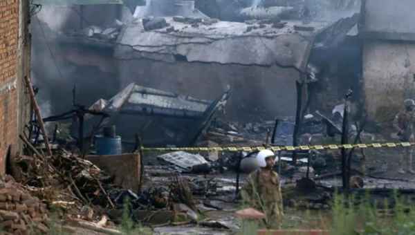 პაკისტანში სამხედრო თვითმფრინავი შენობას შეეჯახა - 17 ადამიანი დაიღუპა