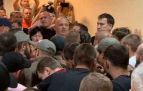 ოდესის სასამართლოში სააკაშვილმა ქალს ხელი მოსტეხა ოდესის სასამართლოში სააკაშვილმა ქალს ხელი მოსტეხა