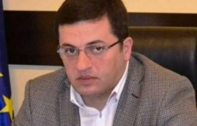 "გვანახონ წითელი ისრით მათივე კადრებში, სად დგას ის პოლიციელი, ვინც ოქრუაშვილის წინააღმდეგ ჩვენება მისცა"