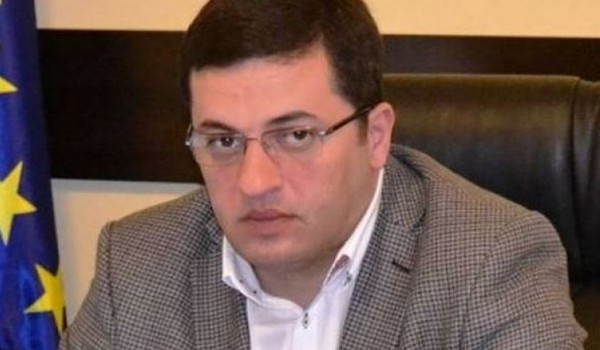 "გვანახონ წითელი ისრით მათივე კადრებში, სად დგას ის პოლიციელი, ვინც ოქრუაშვილის წინააღმდეგ ჩვენება მისცა"