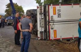 მარნეულთან სატვირთო ამოტრიალდა მარნეულთან სატვირთო ამოტრიალდა