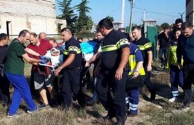 ხაშურთან ტრაილერი პატრულის მანქანას დაეჯახა - ეკიპაჟის დაშავებული წევრი თბილისში ვერტმფრენით გადაიყვანეს ხაშურთან ტრაილერი პატრულის მანქანას დაეჯახა - ეკიპაჟის დაშავებული წევრი თბილისში ვერტმფრენით გადაიყვანეს