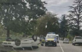 პატიმარმა ფეხი პოლიციის მანქანის მძღოლს გაარტყა - მანქანა სამარშრუტოს შეეჯახა და ამოტრიალდა