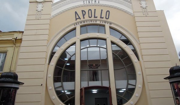 კინოთეატრ “აპოლოში“ მდიდრებს და ღარიბებს ცალ-ცალკე შესასვლელი ექნებათ