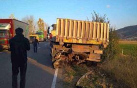 ახალციხესთან ავტომანქანა სატვირთოს დაეჯახა - 2 ადამიანი დაიღუპა