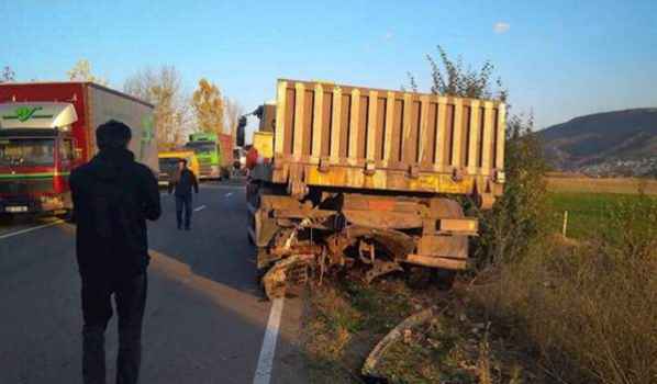 ახალციხესთან ავტომანქანა სატვირთოს დაეჯახა - 2 ადამიანი დაიღუპა