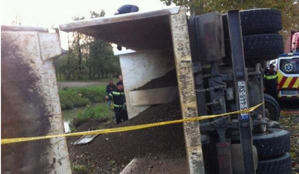 ჭალადიდთან სატვირთო ამოტრიალდა