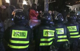 აქცია რუსთაველზე სპეცრაზმის “ალყის“ ფონზე გრძელდება