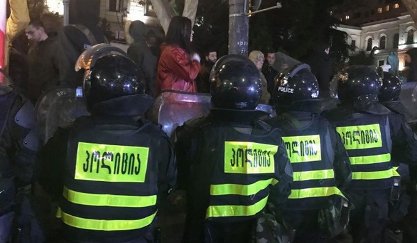 აქცია რუსთაველზე სპეცრაზმის “ალყის“ ფონზე გრძელდება