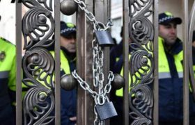 „ევროპული საქართველოს“ ლიდერებმა პარლამენტის ჭიშკარს ბოქლომი დაადეს