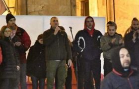 ელისაშვილის დაკავების საშუალება პოლიციას ხალხმა არ მისცა - ”გელოდებით ყველას აქციაზე. გეხვეწებით!”