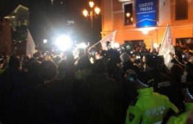 ”ქართული ოცნების” ოფისთან პოლიციას და აქციას შორის შეხლა-შემოხლა მოხდა