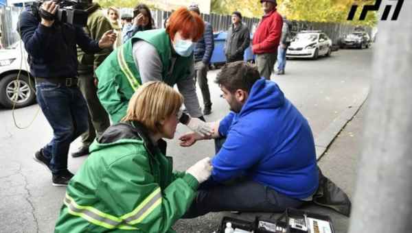 „ქართული ოცნების“ ოფისთან ორი ადამიანი დაშავდა