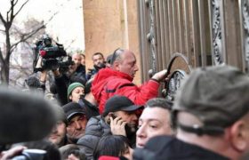 პარლამენტის ყველა შესასვლელს ბოქლომი ადევს